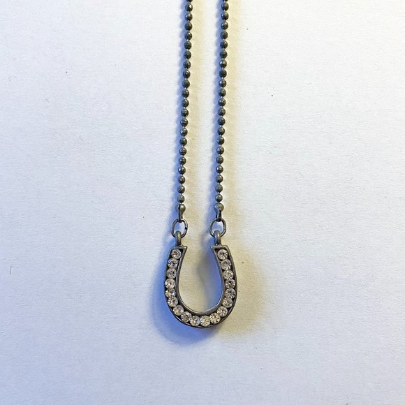 SUPER CUTE RHINESTONE SILVER HORSESHOE CHARM NECKLACE - Picture 1 of 4